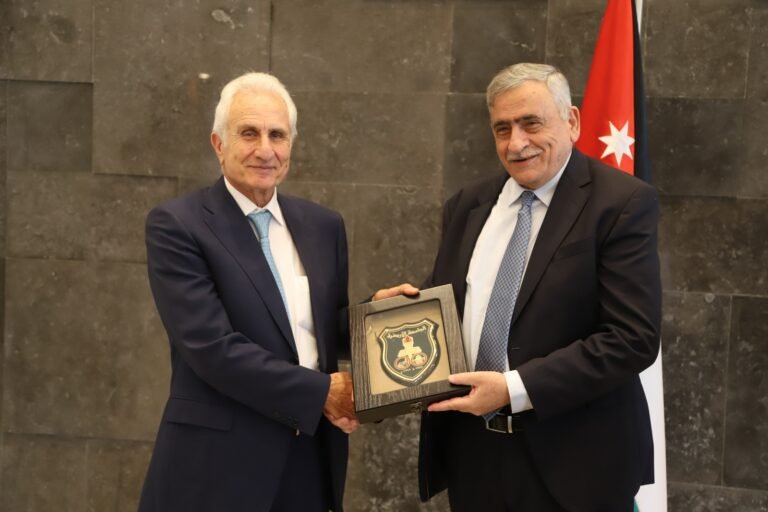 الجامعة الأردنية وديوان أكاديمية عمان توقعان اتفاقية لتقديم منح دراسية