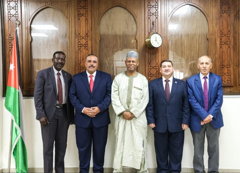 جامعة العلوم الإسلامية العالمية والسفارة النيجيرية يبحثان سبل التعاون