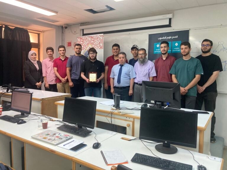 اختتام المخيم التدريبي في مجال حل المشكلات والبرمجة في جامعة العلوم والتكنولوجيا