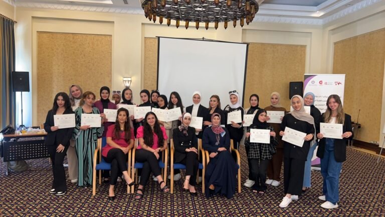 طالبات “حقوق الزرقاء’ يشاركن بورشة تدريبية مع جمعية نساء عربيات