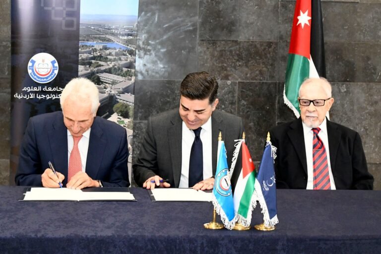 جامعة العلوم والتكنولوجيا وديوان أكاديمية عمان توقعان مذكرة تفاهم لتقديم منح دراسية