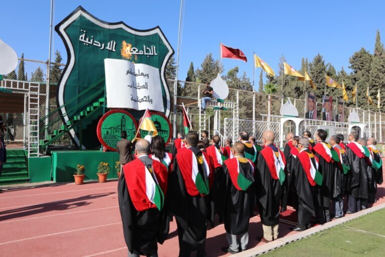 عبيدات يوقد شعلة احتفالات تخريج الفوج الـ59 (فوج اليوبيل الفضي) من طلبة ” الأردنية”