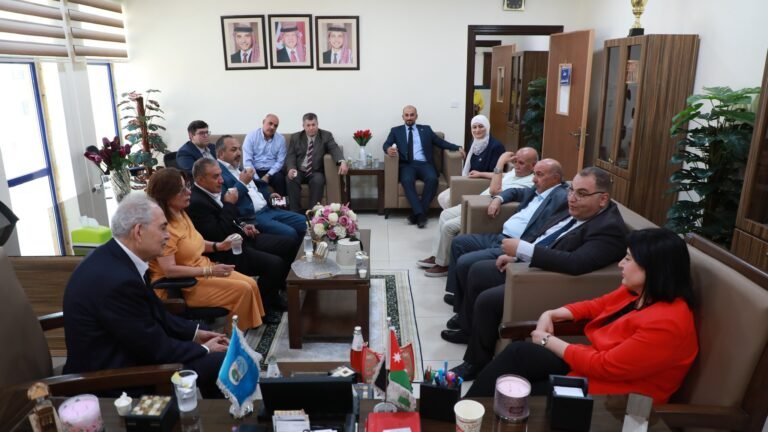 مجلس أمناء جامعة الزرقاء يزور كلية العلوم الطبية المساندة
