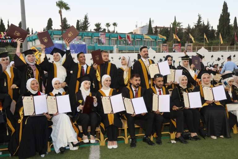 الجامعة الأردنية تواصل تخريج طلبة كليتي اللغات الأجنبية والفنون والتصميم
