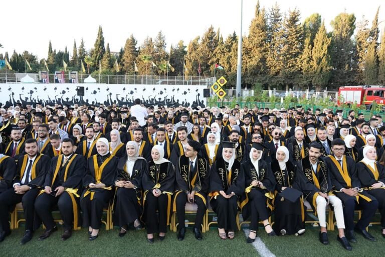 “الأردنية” تزدهي بتخريج طلبة كلية الهندسة