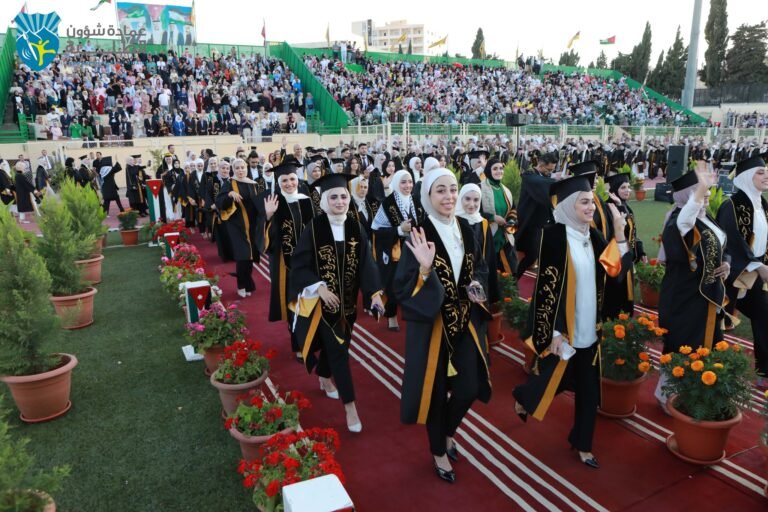 “الأردنية” تخرج طلبة الكليات الصحية: التمريض والصيدلة وعلوم التأهيل