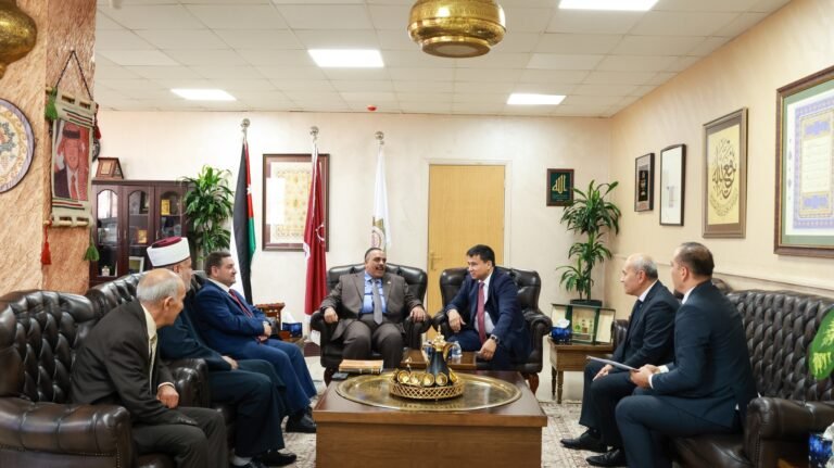 وفد أوزباكستاني يزور جامعة العلوم الإسلامية العالمية