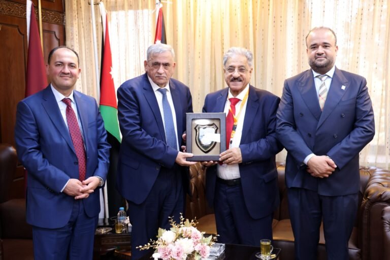 بحث التعاون بين “الأردنية” والجامعة الأهلية في البحرين