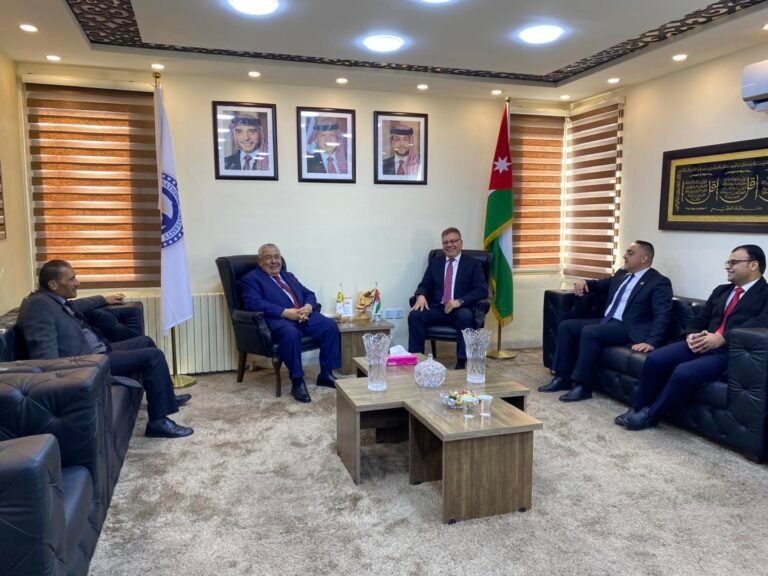 دولة الدكتور عبد الرؤوف الروابدة يرعى اليوم الوظيفي في جامعة إربد الأهلية بمشاركة كبرى الشركات