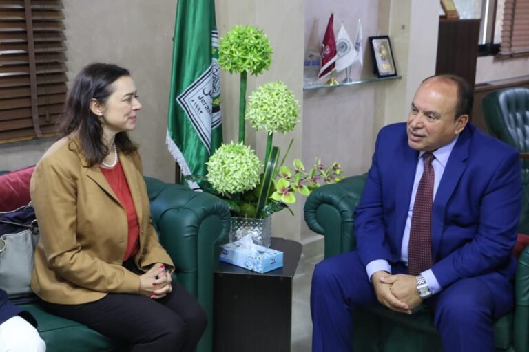 الممثلة الدائمة للبعثة الأمريكية لدى الأمم المتحدة في نيروبي تزور جامعة جرش