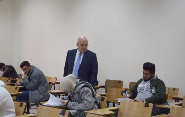 الدكتور الحياري يتفقد سير الامتحانات النهائية في الجامعة الهاشمية
