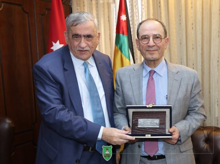 رئيسُ “الأردنيّة” يبحثُ سبلَ التّعاونِ الأكاديميِّ مع أستاذِ جامعةِ كامبردج ياسر معالي