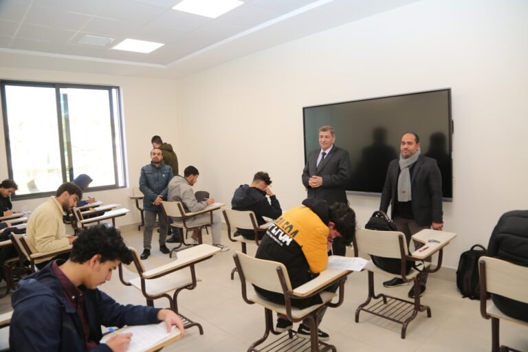 رئيس جامعة الزيتونة الاردنية يتفقد قاعات الامتحانات النهائية