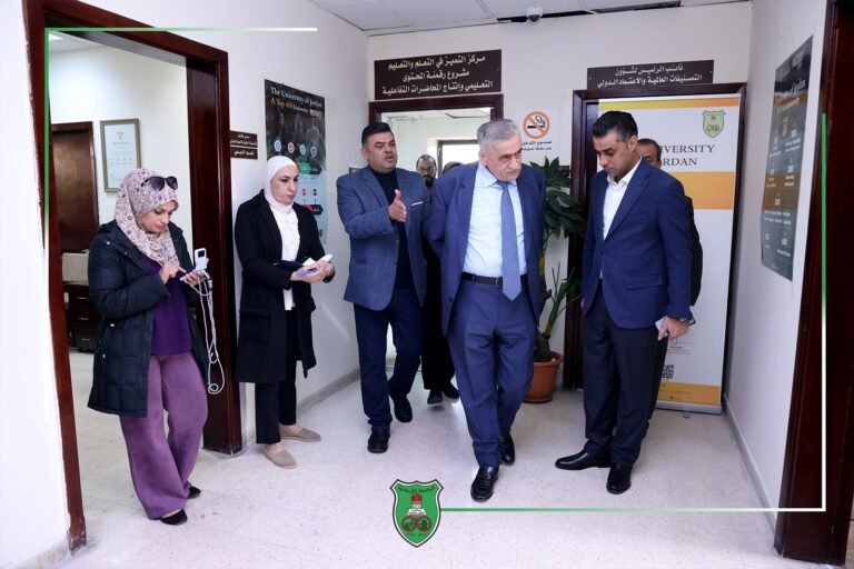 رئيسُ الجامعةِ الأردنيّةِ يُشدّدُ على أهميّةِ تسريعِ الإجراءاتِ وتحسينِ العملِ داخلَ وحداتِ الجامعةِ ودوائرِها