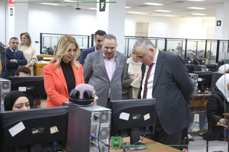 رئيسُ الجامعةِ الأردنيّةِ يطّلعُ على سيرِ الامتحانِ النّهائيِّ لمادّةِ اللّغةِ الإنجليزيّةِ لطلبةِ السّنةِ الأولى
