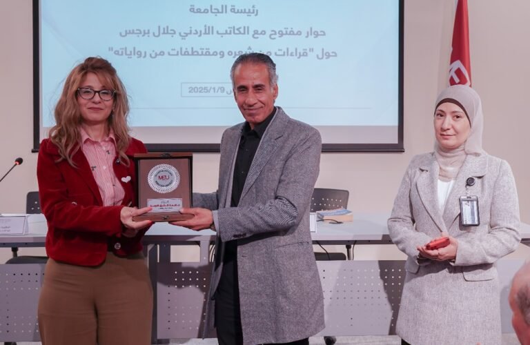 الأديب برجس يحاور طلبة “الشرق الأوسط” حول روايته “دفاتر الورّاق”