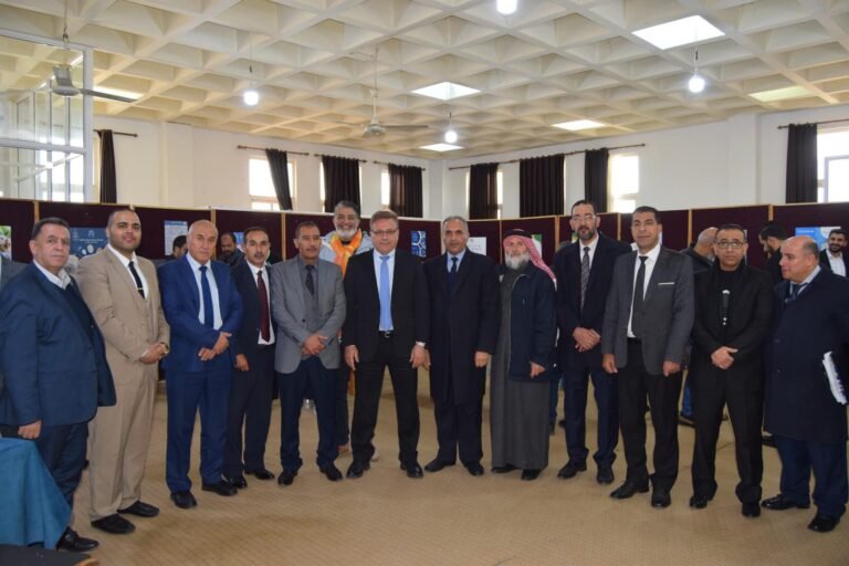 رئيس جامعة إربد الأهلية يَفتتح معرض مشاريع التخرج وبحوث تخرج قسم التصميم الجرافيكي