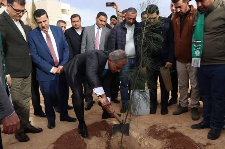 رئيس الوزراء يرعى انطلاق احتفالات المملكة بيوم الشجرة في كلية معان الجامعية