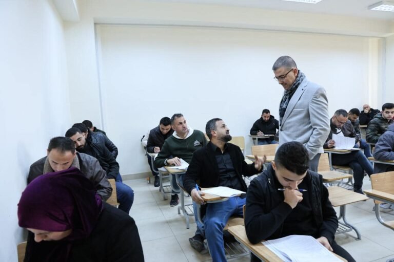 رئيس جامعة عجلون الوطنية يتفقد سير الامتحانات النهائية للفصل الدراسي الأول
