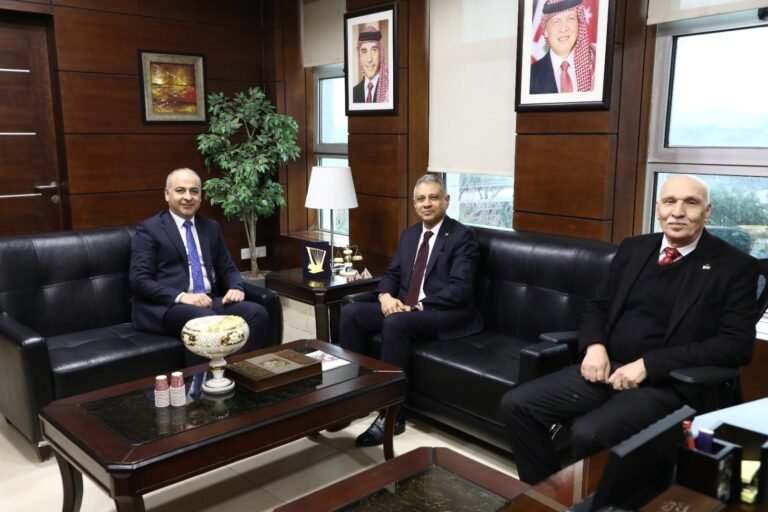 السفير اليمني في “الشرق الأوسط”