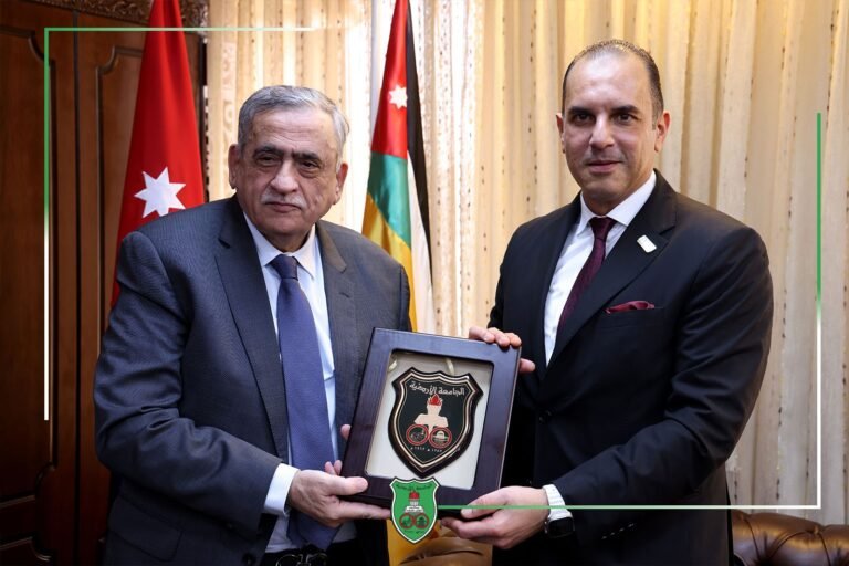 رئيسُ الجامعة الأردنيّة يبحثُ سبلَ التعاون الأكاديميّ والبحثيّ مع وفدٍ من جامعة عجمان الإماراتيّة