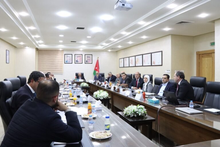 وزير التعليم العالي يبحث مع رؤساء جامعات رسمية عمليات الرقمنة داخل الجامعات