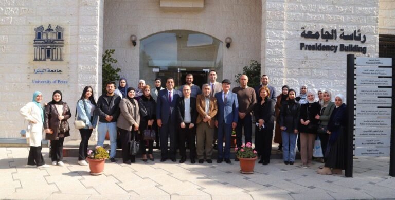وفد من كلية الصيدلة في جامعة مؤتة يزور كلية الصيدلة في جامعة البترا لتعزيز التعاون الأكاديمي والبحثي