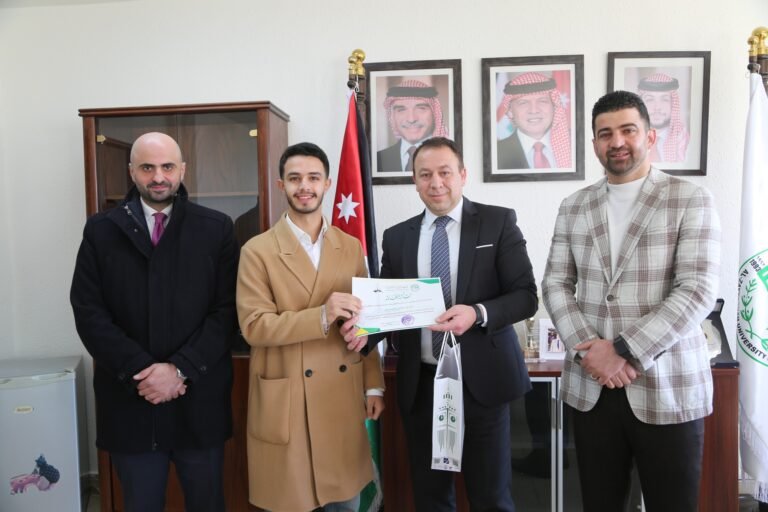 حقوق الزيتونة تكرم الطلبة الفائزين في مسابقة المحاكمات الصورية