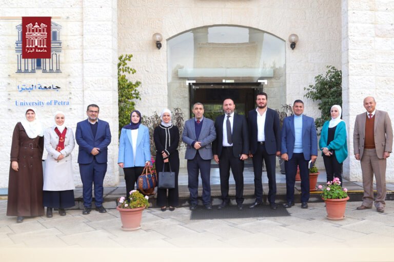 وفد من الشركة الأردنية لإنتاج الأدوية يزور مركز الدراسات الدوائية في جامعة البترا لتعزيز التعاون المشترك