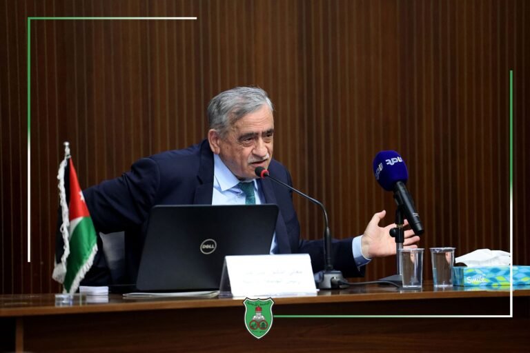 رئيسُ الجامعة الأردنيّة يتحدّث في محاضرةٍ حول “مستقبل التعليم الجامعيّ وأين تقف الجامعةُ اليومَ”