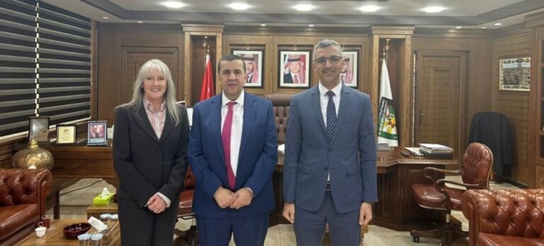 رئيس جامعة البلقاء التطبيقية يستقبل خبيرة من منظمة فولبرايت العالمية لتعزيز التعاون الأكاديمي