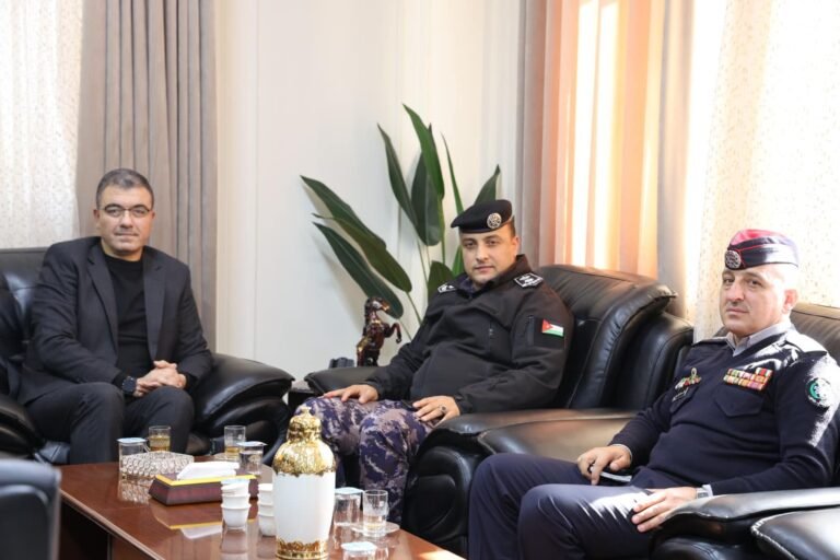 رئيس جامعة عجلون الوطنية يستقبل مدير دفاع مدني عجلون