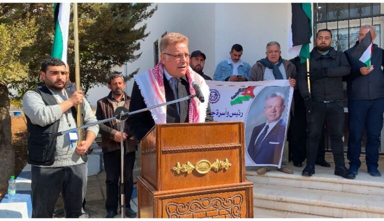 جامعة إربد الأهلية تُنظم وِقفة تَضامنية تؤكد الانتماء للوطن ودعم مواقف جلالة الملك تجاه القضية الفلسطينية