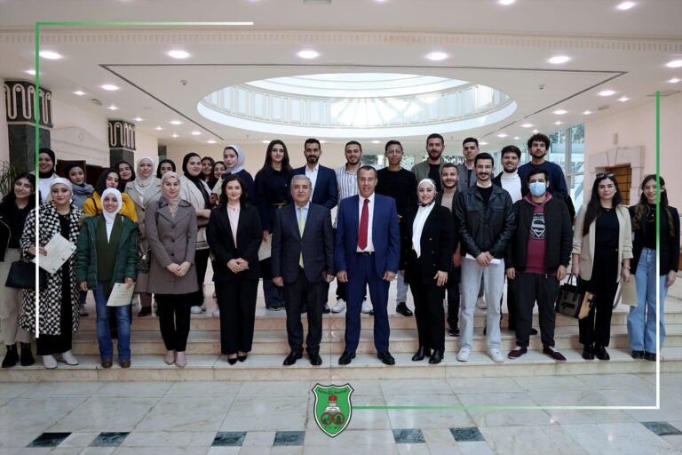 “الأردنية” تكريم الطلبة المشاركين في البرنامج التدريبي الأول بعنوان “الابتكار في الإدارة والسياسة”