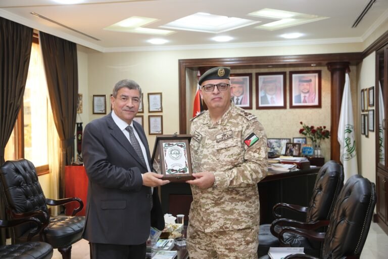 رئيس جامعة الزيتونة الأردنية يوقع مذكرة تفاهم مع مدير المركز الجغرافي الملكي الأردني