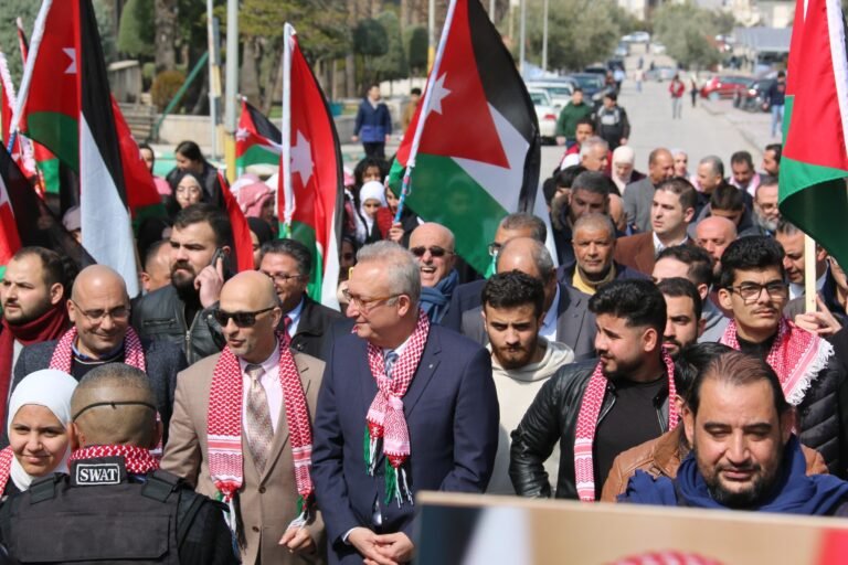 “اليرموك” تصدح بكلمتها: كُلنا مع الملك