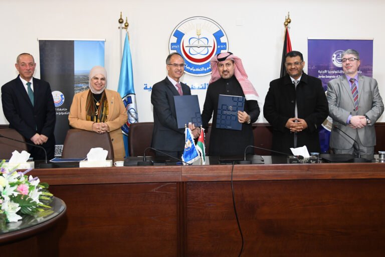 جامعة العلوم والتكنولوجيا توقّع مذكرة تفاهم مع شركة مينا للتدريب
