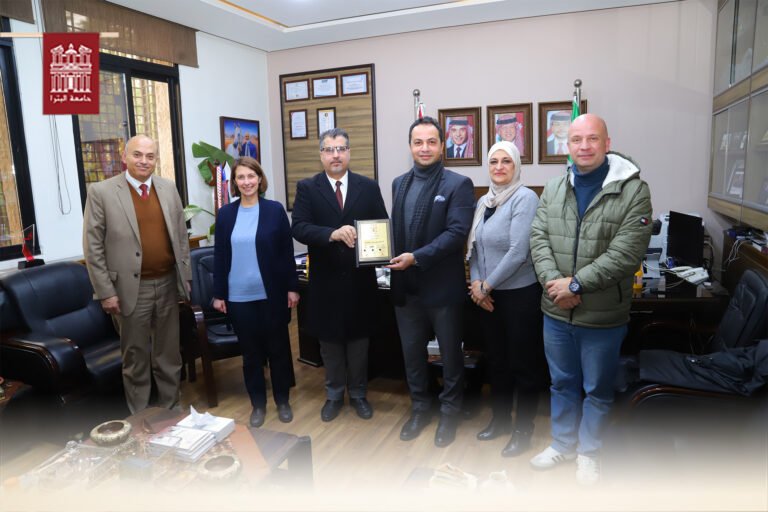 جامعة البترا تكرّم خريجها الصحفي معن عمرو تقديرًا لتميزه الإعلامي وقصة نجاحه