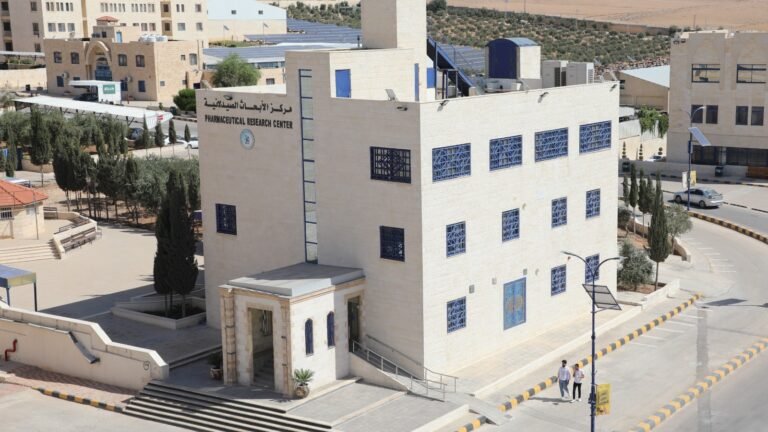 مركز الأبحاث الصيدلانية بجامعة الزرقاء يحصل على شهادة الآيزو من “المواصفات والمقاييس”