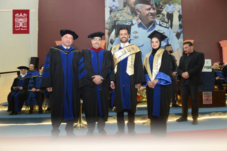 رئيس جامعة البترا يرعى حفل تخريج طلبة الفصل الأول من العام الجامعي 2024-2025