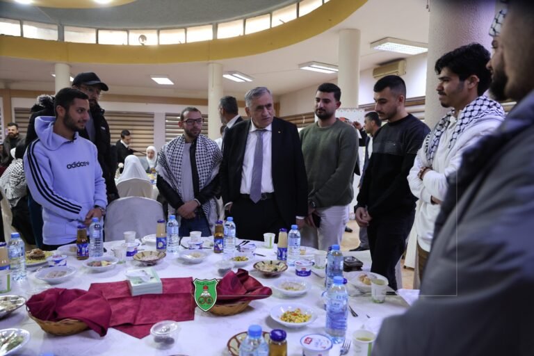 عبيدات يُشارك مأدبةَ الإفطار مع عددٍ من طلبةِ الجامعة