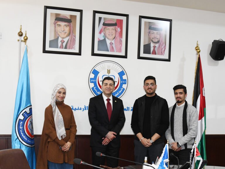 جامعة العلوم والتكنولوجيا تكرّم طلبتها المتميزين في المبادرات التنموية والعمل التطوعي