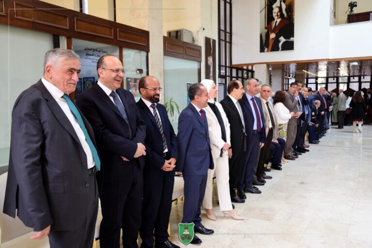 أسرة الجامعة الأردنيّة تتبادل التهاني بمناسبة عيد الفطر السعيد