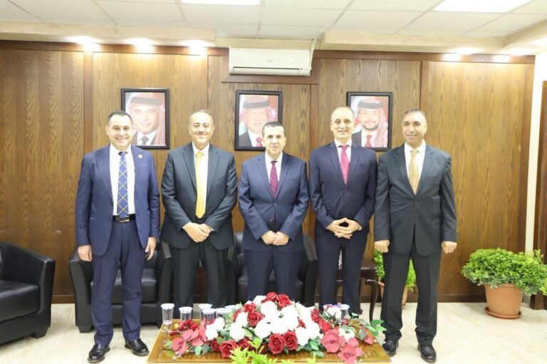 رئيس جامعة البلقاء التطبيقية الأستاذ الدكتور أحمد فخري العجلوني وأسرة الجامعة يتبادلون التهاني بعيد الفطر المبارك