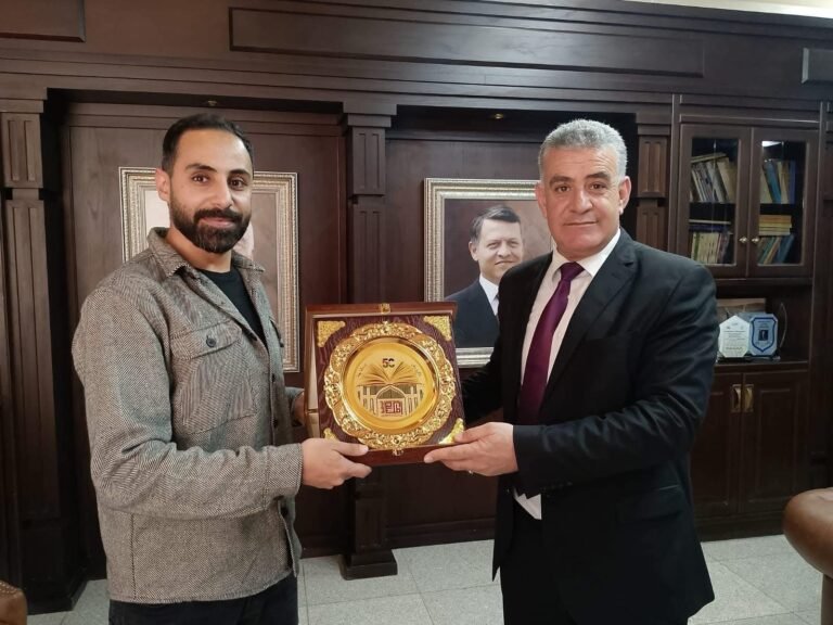 كلية العمارة والتصميم في جامعة فيلادلفيا تهدي المكتبة الوطنية لوحة فنية للملوك الهاشميين