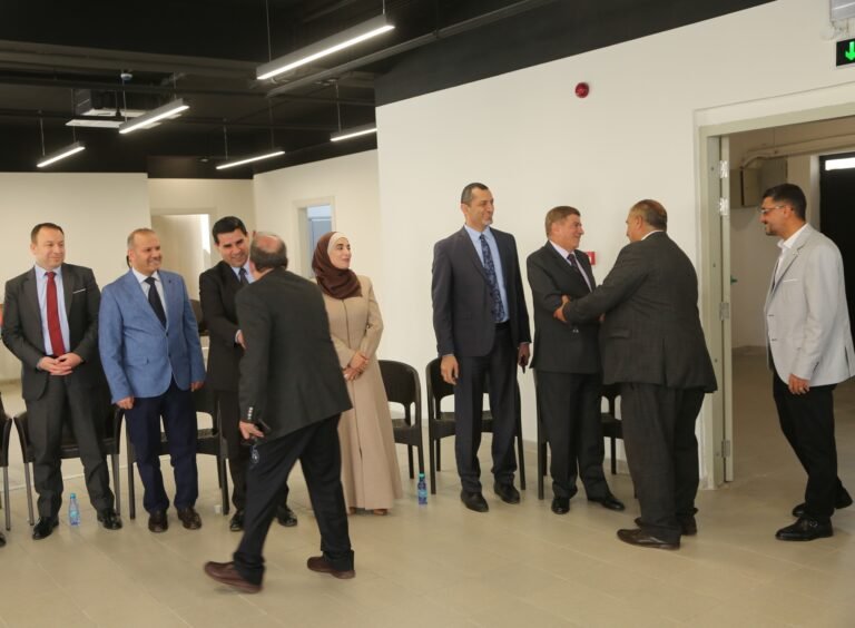 أسرة جامعة الزيتونة الأردنية تتبادل التهاني بمناسبة عيد الفطر السعيد