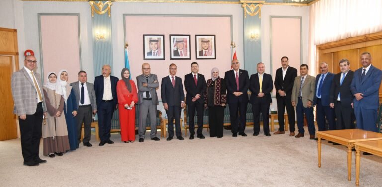 أسرة جامعة العلوم والتكنولوجيا تتبادل التهاني بمناسبة عيد الفطر السعيد