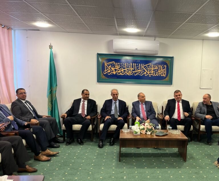 أسرة جامعة آل البيت تتبادل التهاني بعيد الفطر السعيد