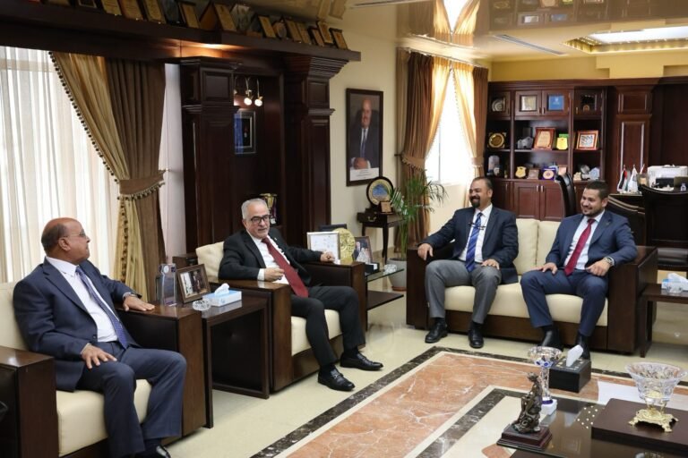 أسرة جامعة عمان الأهلية تتبادل التهاني بمناسبة عيد الفطر