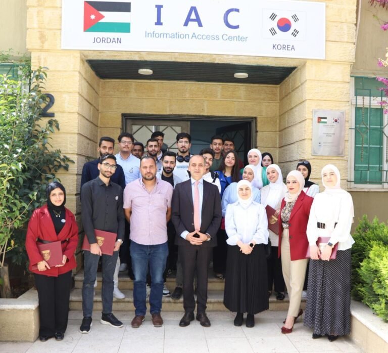 تخريج وتسليم شهادات للمشاركين في دورة “أساسيات تطوير الواجهة الأمامية” في جامعة البلقاء التطبيقية